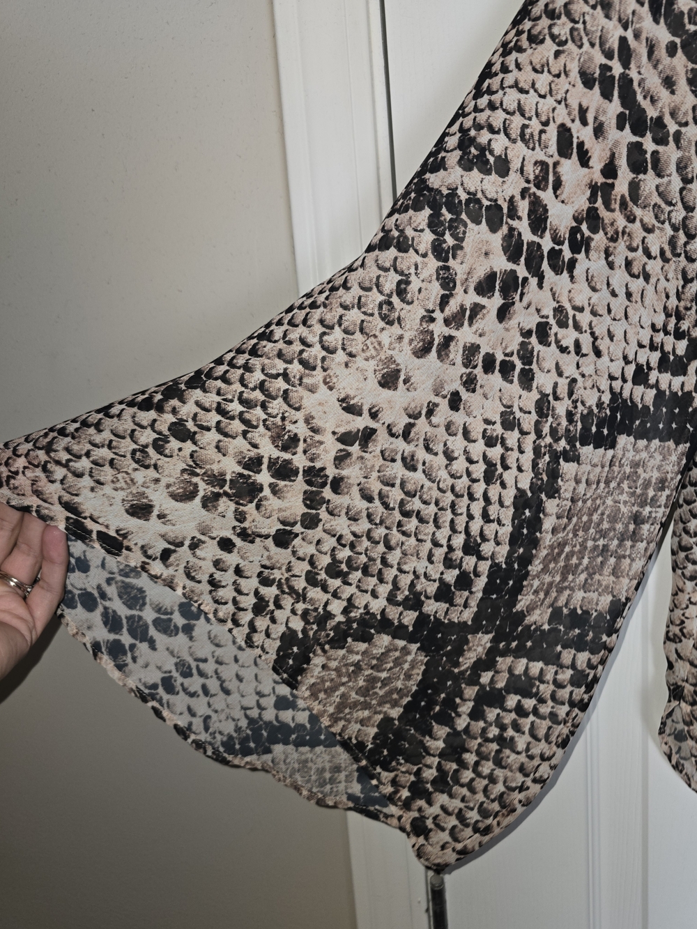 Show Me Your Mumu Beige Snake Print V-Neck Women's Top Size Large - Picture 3 of 7